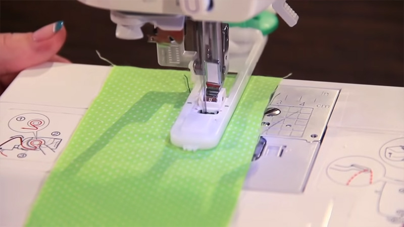 How does an automatic buttonhole foot work?