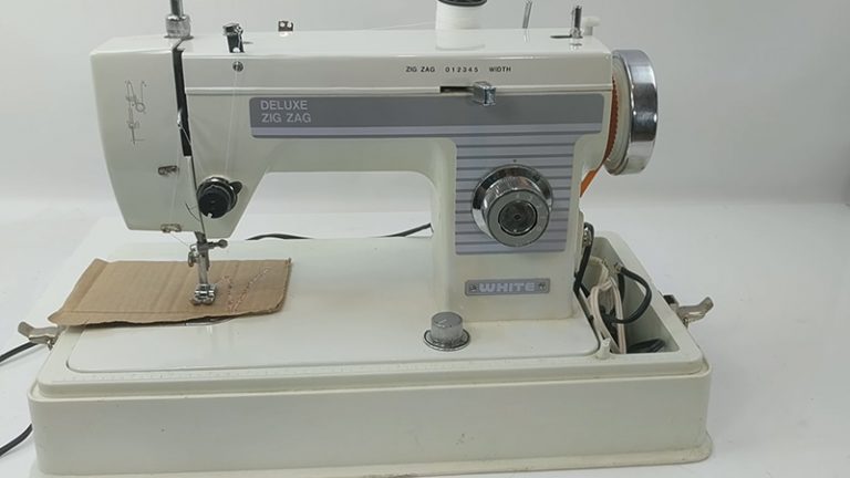 De Luxe Model 970 Sewing Machine