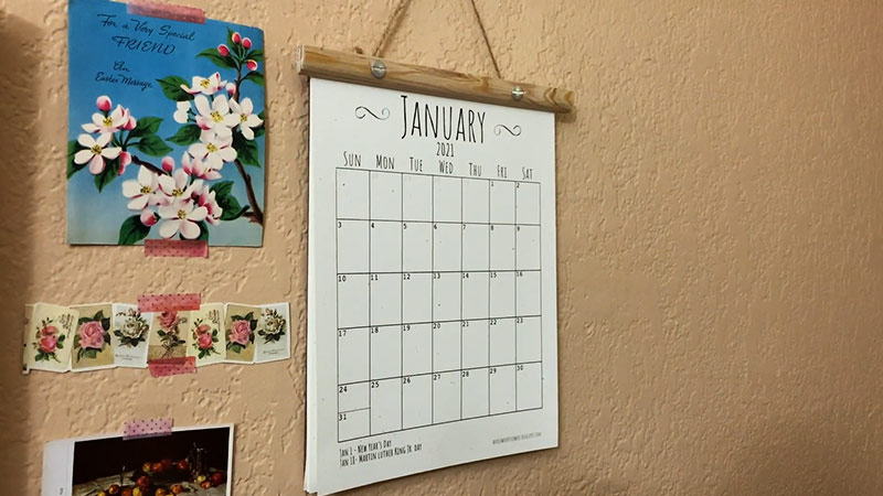 Hang-Calendar-on-Wall-Without-Nails