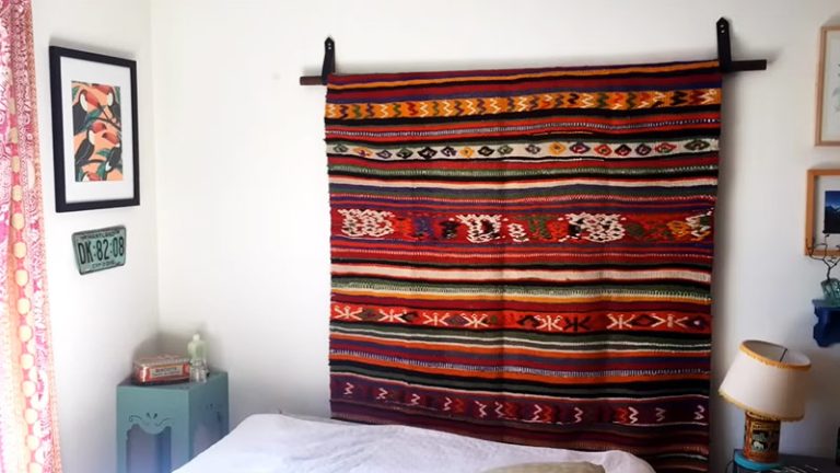 Hang-a-Tapestry-With-a-Dowel