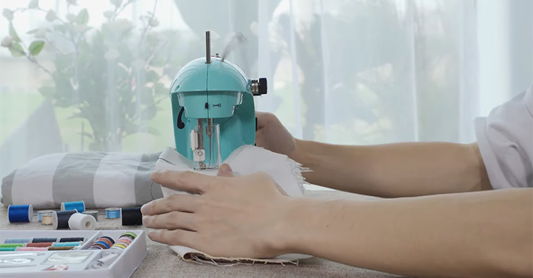 How to Thread a Mini Sewing Machine (from Hobbycraft /Shark) #AbisDen  #Overlocker #sewingtips 