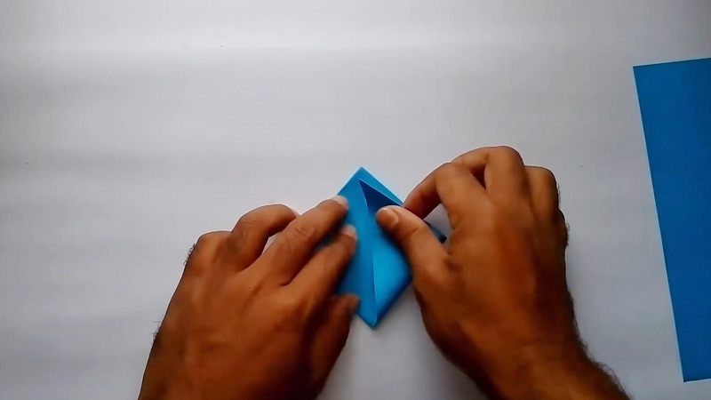 Fold the right and left corners