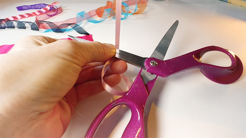 Using Scissors to Curl