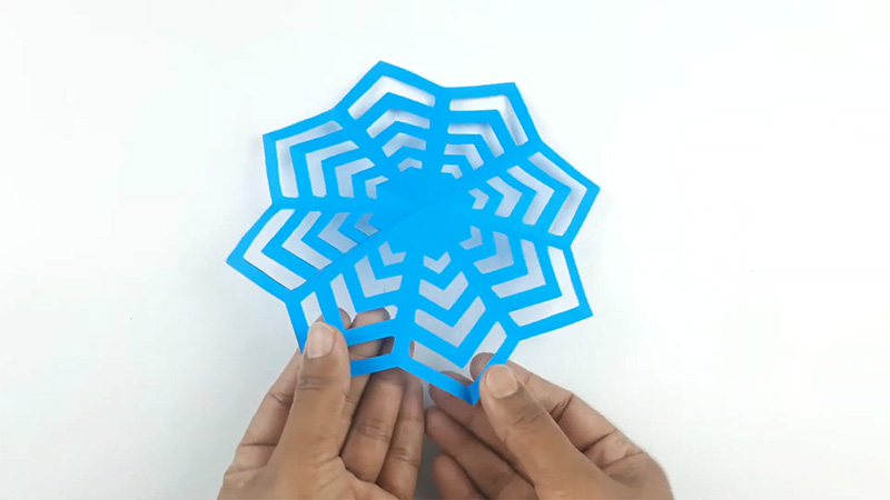 What Is The Best Design To Follow To Make A Snowflake With Paper And Scissors