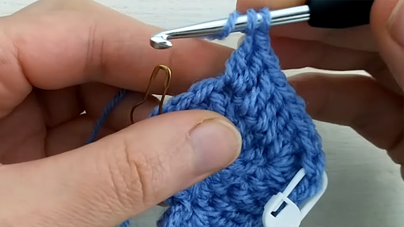 Tips and Tricks to Crochet a Solid Granny Square With No Gaps