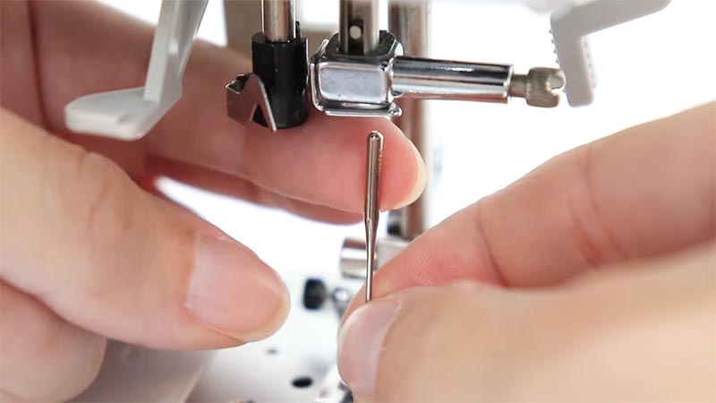 What’s the Process for Changing the Needle on a Singer 95-1 Sewing Machine