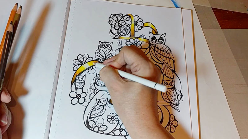 Tips for Coloring Gold With Colored Pencils