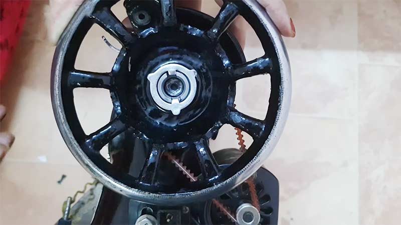 What Is the Function of Balance Wheel in a Sewing Machine